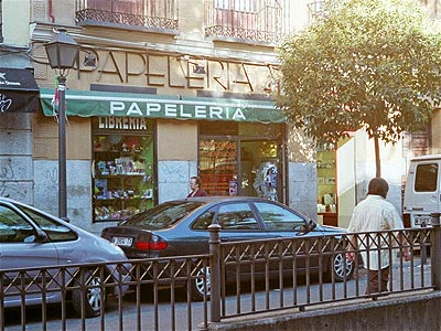 Papelera Humilladero cerca de la Cebada en el centro de Madrid