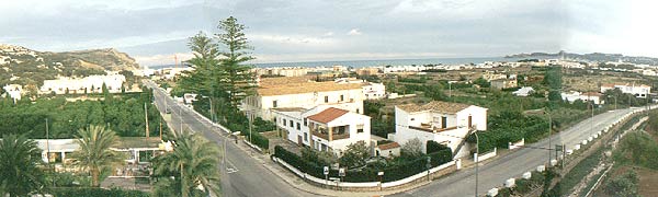 J�vea vu depuis le balcon d'une maison au village; � gauche au fond, le port, � droite au fond, le Cap Mart�