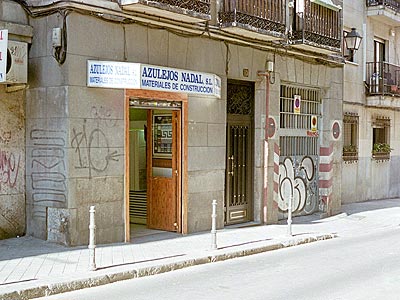 Azulejos y material de construcción Nadal, entre el mercado de la Cebada y la Gran Vía de San Francisco en el centro de Madrid