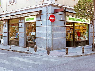 Papelhogar, pintura y todo el material de decoración para la casa, al lado de la Cebada en el centro de Madrid