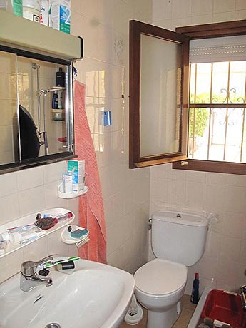 Salle de bain avant nettoyage pour la photo