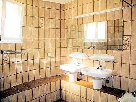 Salle de bain  l'architecture disgracieuse et au dcor peu attractif