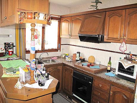 Cuisine avec un fouillis pouvantable