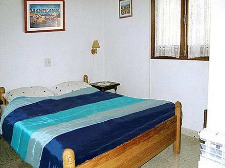 La mme chambre  coucher, avec un couvre-lit bleu, et un meilleur clairage: beaucoup plus sympa