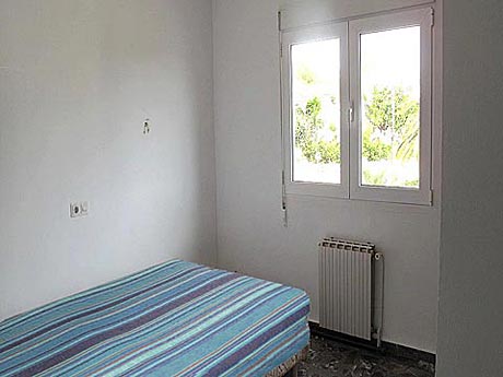 Petite chambre  coucher pour un lit simple, couvre-lit atone