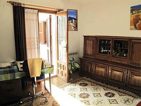 La mme chambre, nettoye d'une partie des objets superflus, et orne de tableaux pour ajouter une touche de couleur