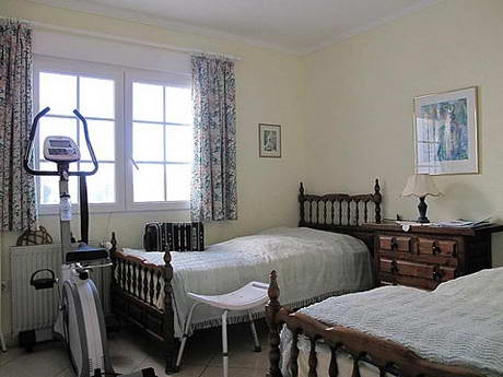 Chambre  coucher avec home-trainer ou vlo d'appartement; pas trs vendeur