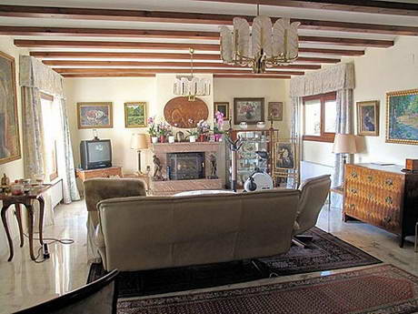 Grand sjour avec chemine, mais l'impression de la dimension est rduite par la quantit de meubles