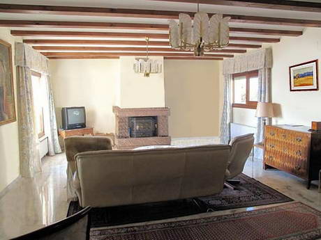 Le mme sjour avec chemine, dbarrass de ses meubles, ouvrant l'impression d'espace