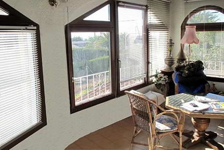 La mme terrasse couverte vitre, dbarrasse de ses vtements