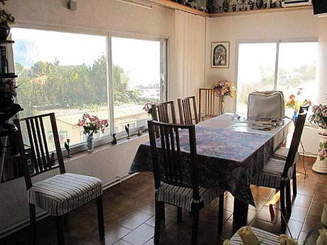 Terrasse couverte vitre (vranda) utilise en salon, o l'espace est coup par un objet aussi indfinissable que mal plac