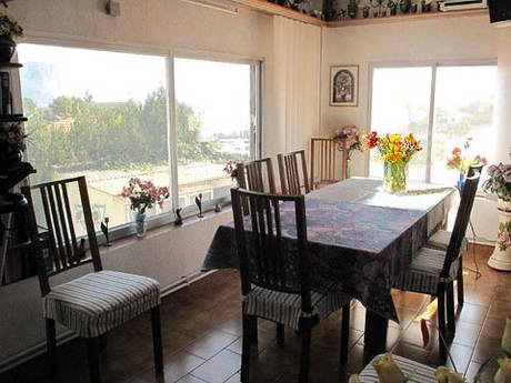 La mme terrasse couverte vitre, o l'objet inconnu a t remplac apr un vase transparent avec des fleurs