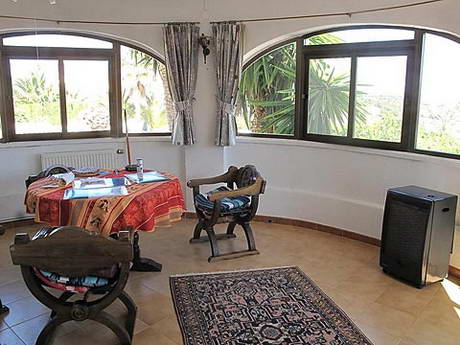 Autre terrasse couverte vitre utilise en sjour, avec un appareil de chauffage  gaz, laissant une impression de froid