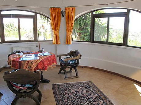 La mme terrasse couverte vitre, sans le chauffage au gaz, et avec des rideaux de couleurs vives, plus chaleureuse