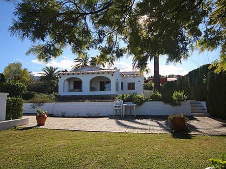 Faade principale d'une villa, oriente au nord, et donc dans l'ombre