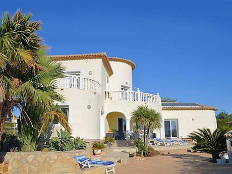 Faade principale d'une villa, en plein soleil