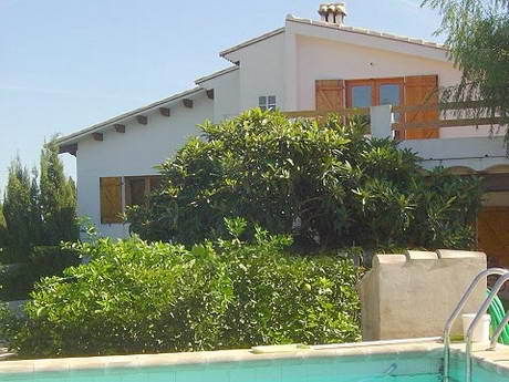 Autre faade principale d'une villa oriente au nord, donc  l'ombre; en plus elle est mal cadre et une partie de la faade manque