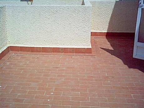 Terrasse extrieure appuye contre un mur, on ne sait pas bien ce que c'est, et la photo est assez inutile pour vendre une maison