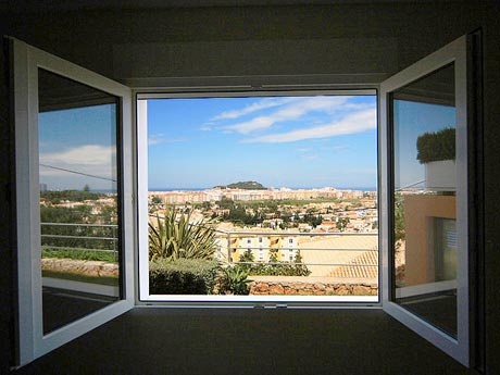Fentre ouverte sur un beau paysage avec vue sur mer, assez sduisant