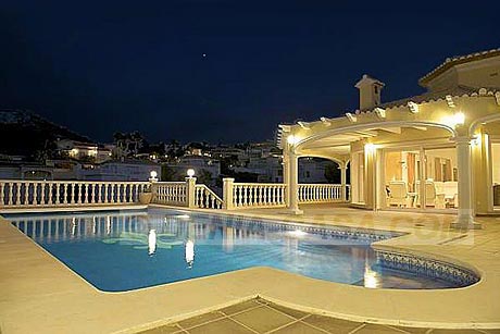 Grande villa photographie de nuit, avec un lgant clairage extrieur