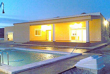 Villa moderne photographie au crpuscule ou  l'aube