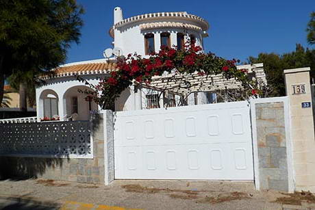 Maison derrire un portail ferm, vue depuis la rue