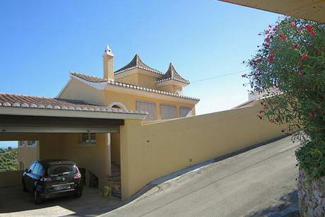 Entre de garage ouverte, avec porte d'accs  la maison