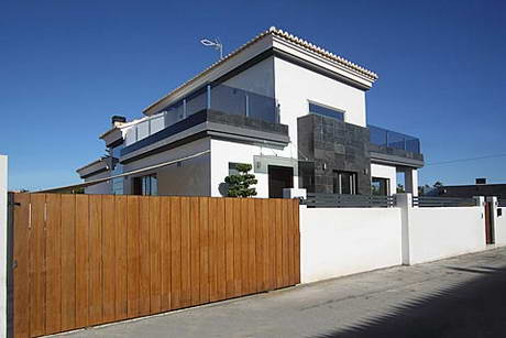 Villa moderne avec portail pour voiture donnant sur la rue; le portail est ferm