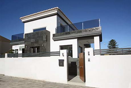 La mme villa, mais le portail pour pitons est ouvert, nettement plus engageant