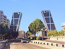 La Puerta de Europa ou tours du KIO au nord de Madrid