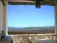 Province de Grenade, entre la Sierra Nevada et la Mditerrane: la valle des Alpujarras vue du balcon couvert d'une maison villageoise