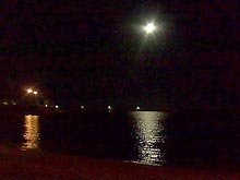Reflet de pleine lune sur la Mditerrane prs de Torrevieja, sur la Costa Blanca en Espagne