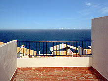 Costa Blanca, belle vue mer depuis la terrasse en toiture d'une maison mitoyenne face  la mer  Santa Pola, sud d'Alicante