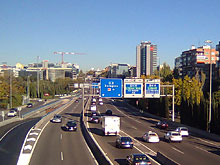 Autoroute urbaine en direction de l'aroport puis de Saragosse,  la sortie de Madrid, vue d'une passerelle la traversant