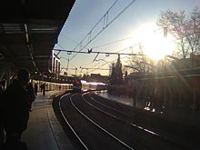 En hiver, la station de chemin de fers de Coslada prps de Madrid, vue face au soleil