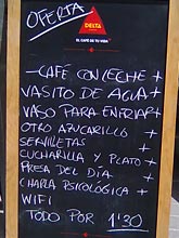 Ardoise devant un café, avec la liste des choses que le patron sert avec le café, tout ça pour 1 euro 30