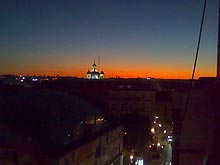 Sonnenuntergang über dem alten Madrid, mit der Basilika von San Francisco