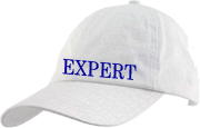 Casquette blanche brodée avec la mention « Expert »